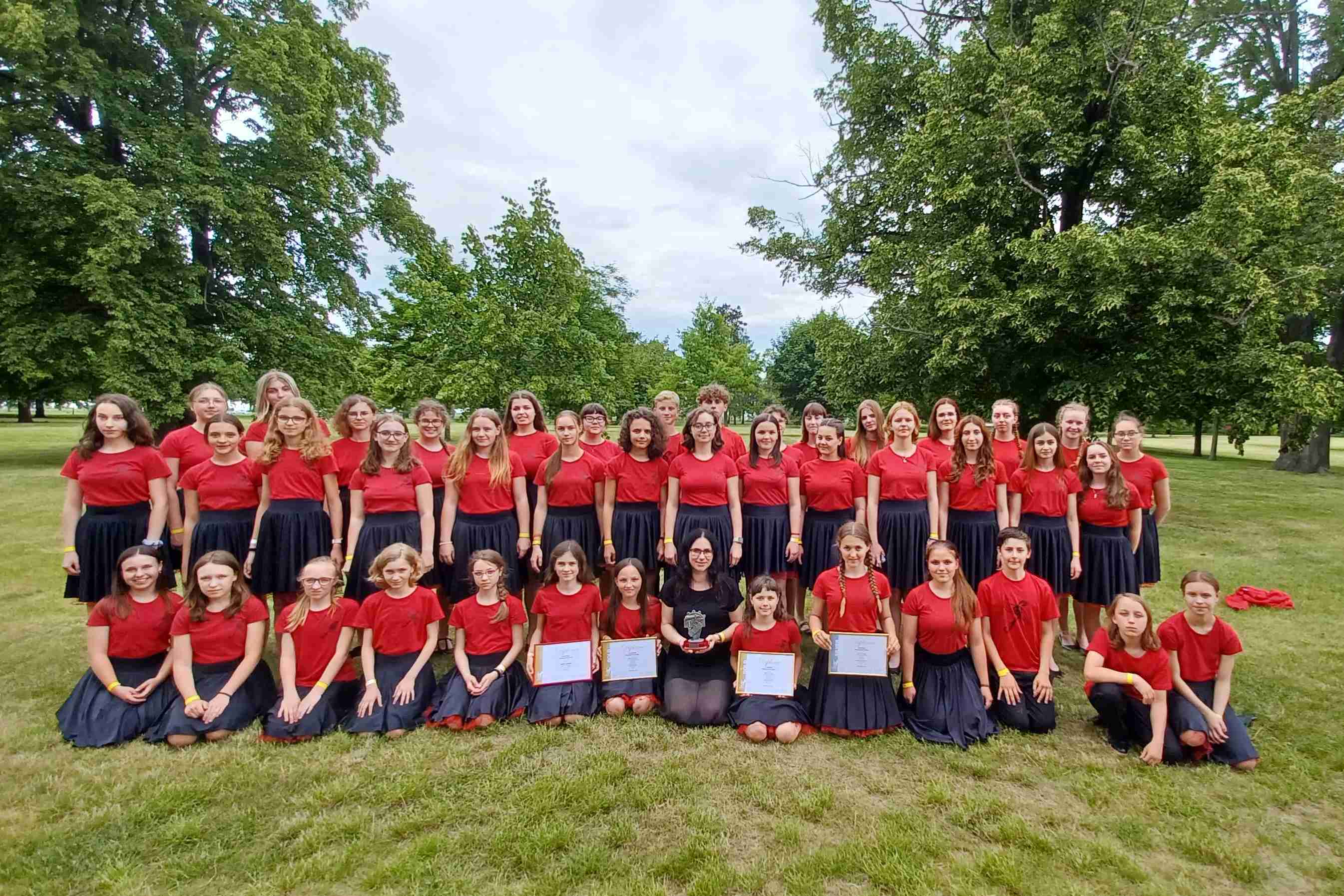 28 Poslední společná fotka zájezdu i s diplomy z Chorvatska